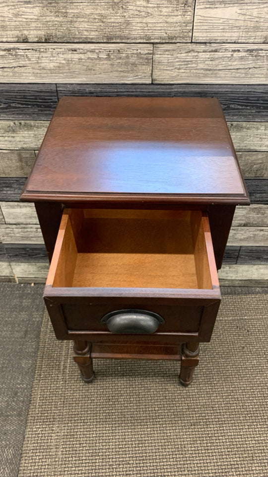 DK WOOD SIDE TABLE W/DRAWER.