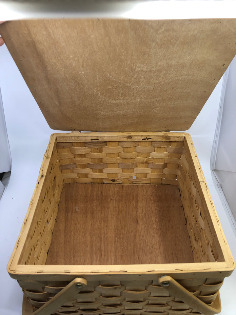 BLONDE PICNIC BASKET W/ 2 HANDLES & BROWN LEATHER STRAPS.
