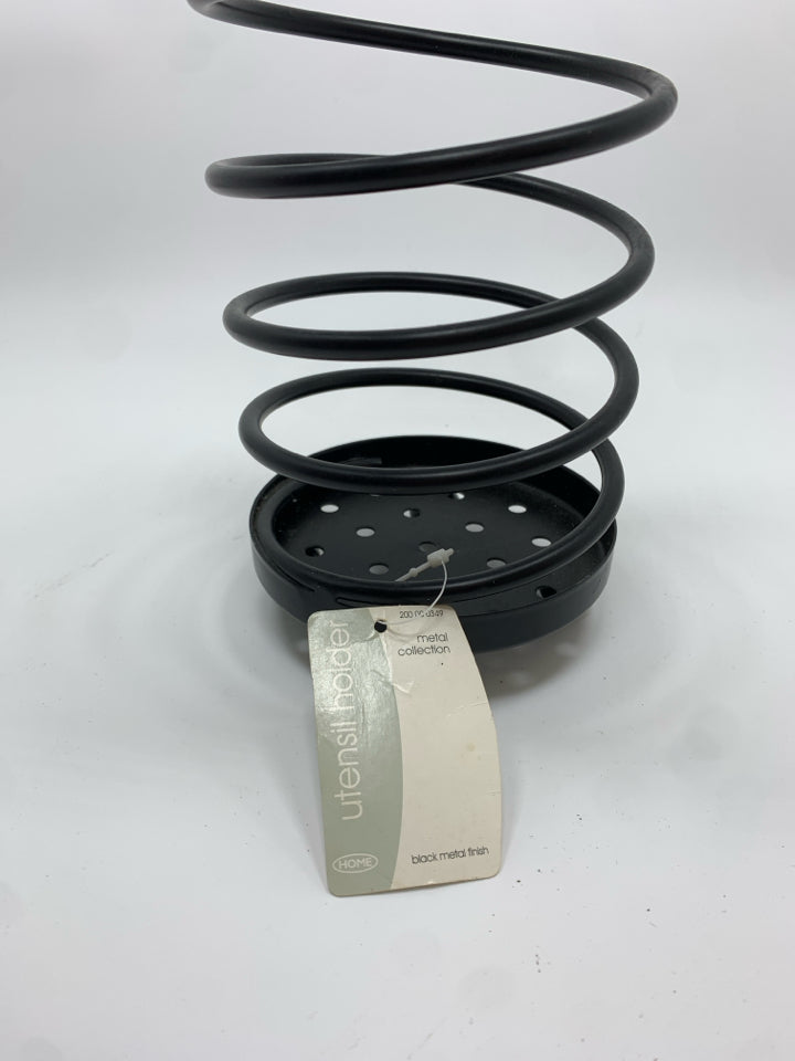 BLACK METAL SPIRAL UTENSIL HOLDER.