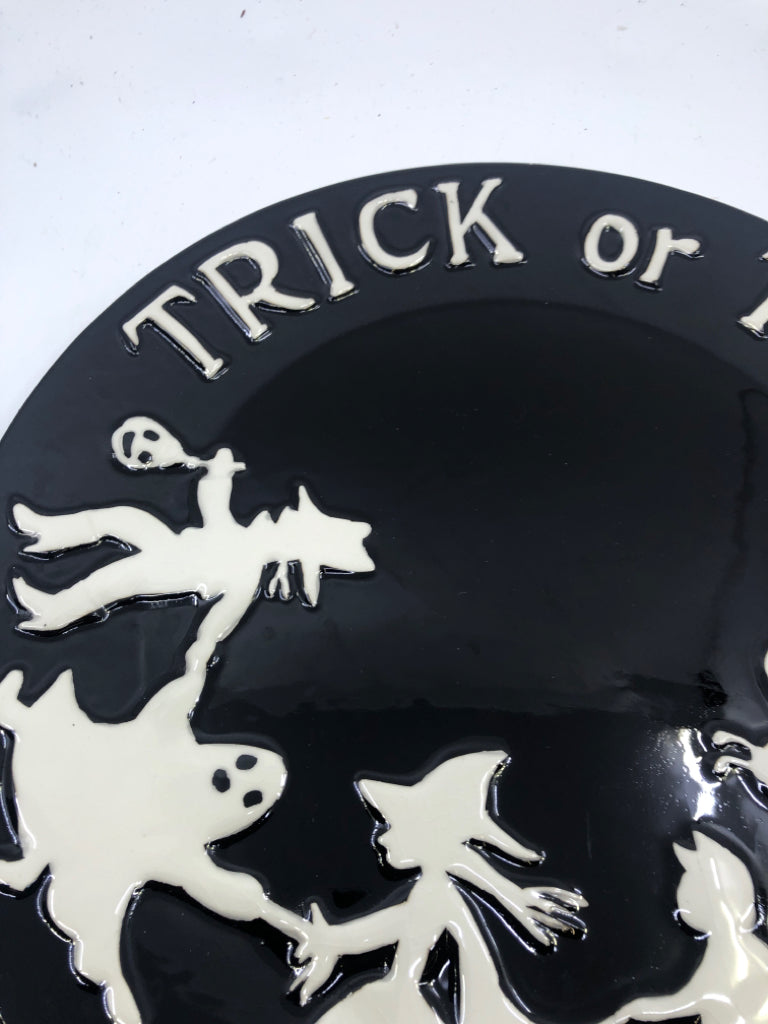 LARGE BLACK AND WHITE TRICK OR TREAT SERVING PLATE.
