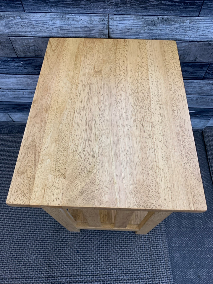 SMALL WOOD SIDE TABLE W 2 SHELVES.
