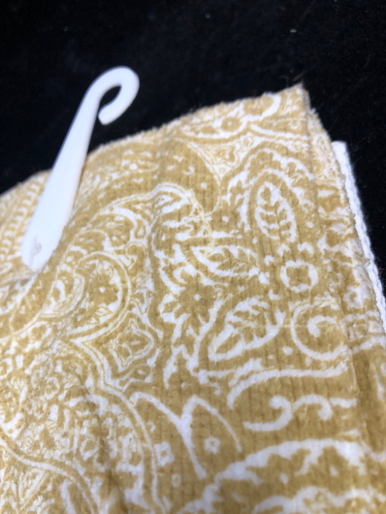NIP GOLD SCROLL & WHITE W/ SCROLL DETAIL BOTTOM KITCHEN TOWELS.