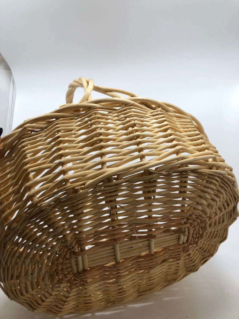 THICK WOVEN WICKER BASKET.