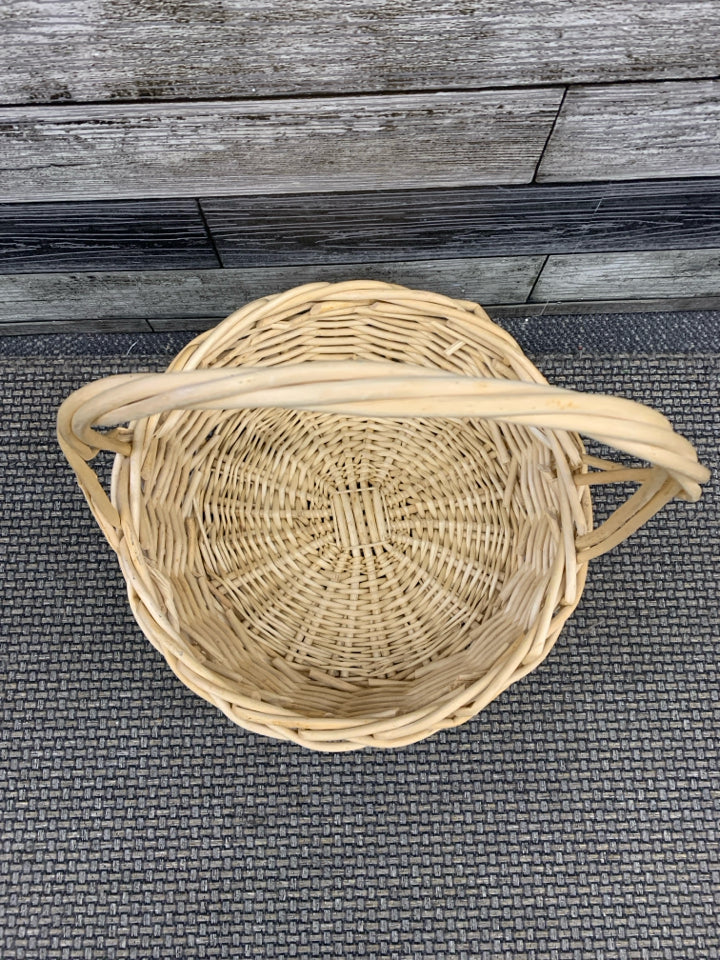 BLONDE WOVEN BASKET W HANDLE.