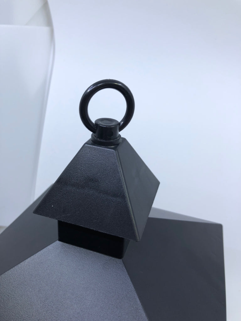 PLASTIC BLACK 3 CANDLE LANTERN BATTERY POWERED.
