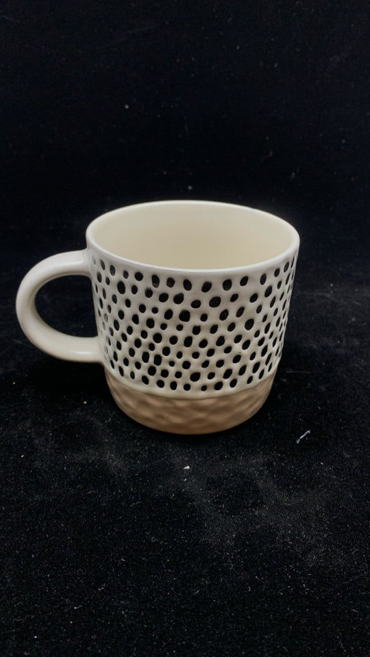 BLACK POLKA DOT MUG.