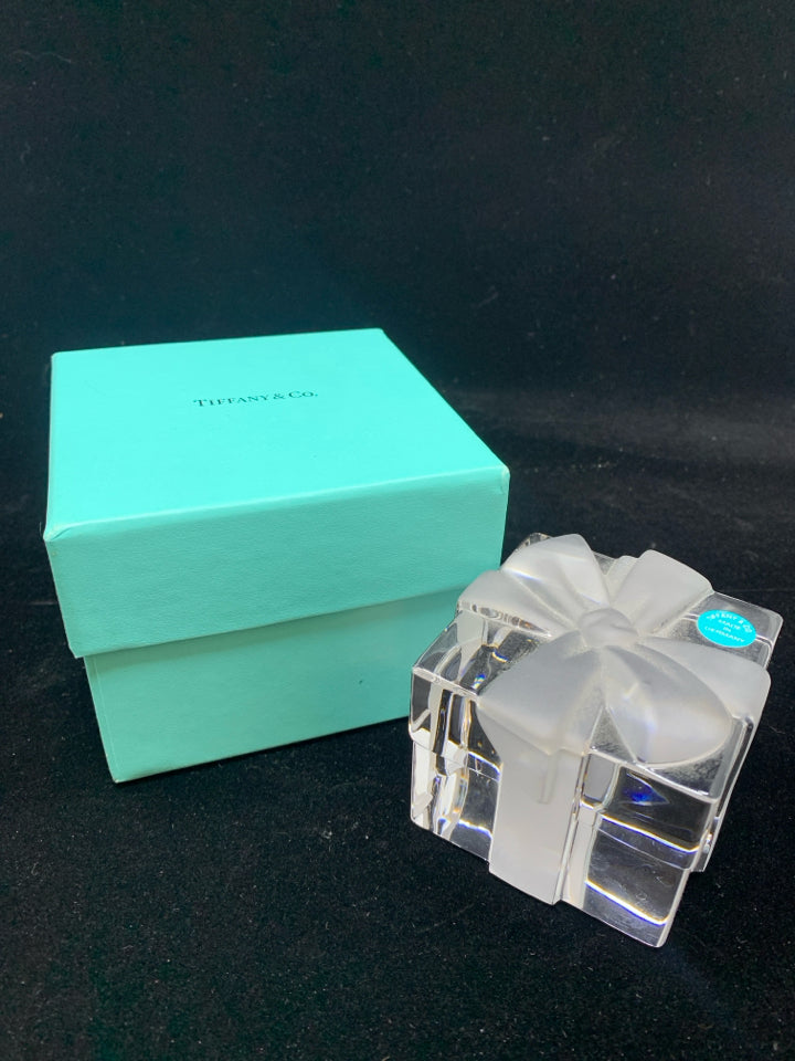 NIB TIFFANY & CO PRESENT FROSTED BOW CRYSTAL PAPER WEIGHT.