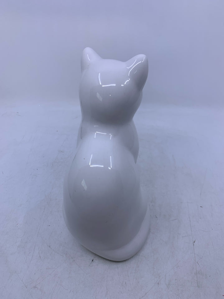 WHITE CERAMIC SITTING CAR W/ GREEN EYES HOLLOW.