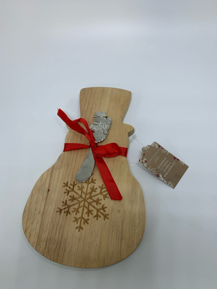 NWT SNOWMAN SHAPED CUTTING BOARD & SPREADER SET.