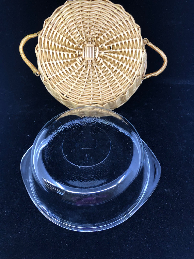 ROUND GLASS BAKE BAKING DISH IN BASKET W HANDLES.