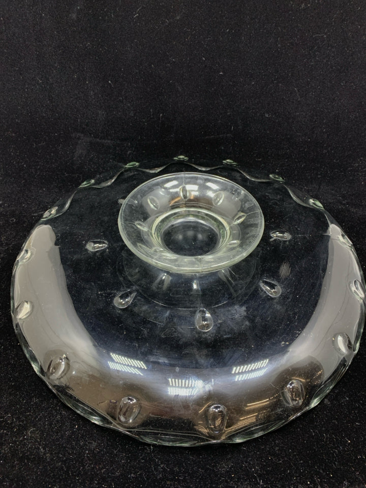 CLEAR GLASS CAKE STAND W/RUFFLED EDGE.