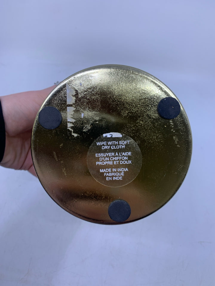 GOLD METAL W/ EMBOSSED LINES.