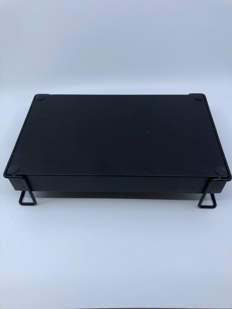 BLACK MATTE METAL RECTANGLE TRAY W/ HANDLES.