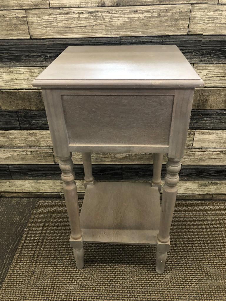 SMALL GREY END TABLE W MIRRORED DRAWER.