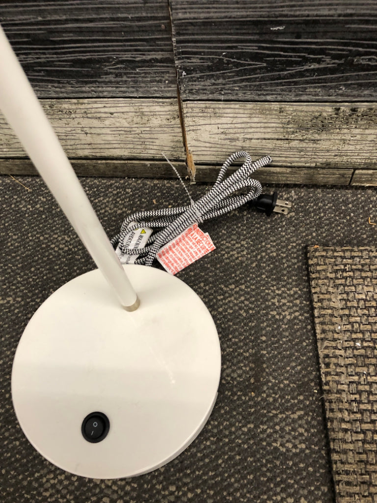ADJUSTABLE EYEBALL STYLE DESK LAMP.