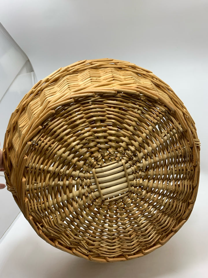 ROUND WICKER BASKET W/LARGE HANDLE.