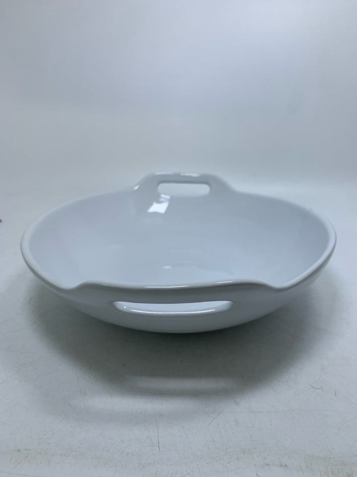 SHALLOW SERVING BOWL W/ HANDLES.