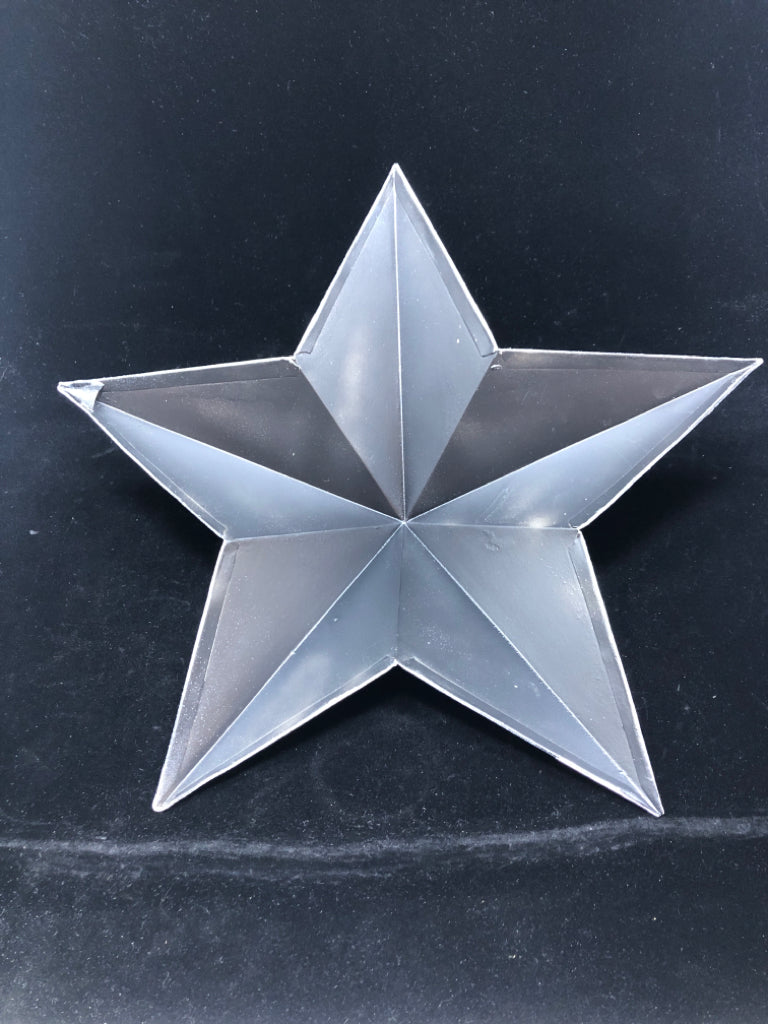 WHITE METAL WALL STAR.