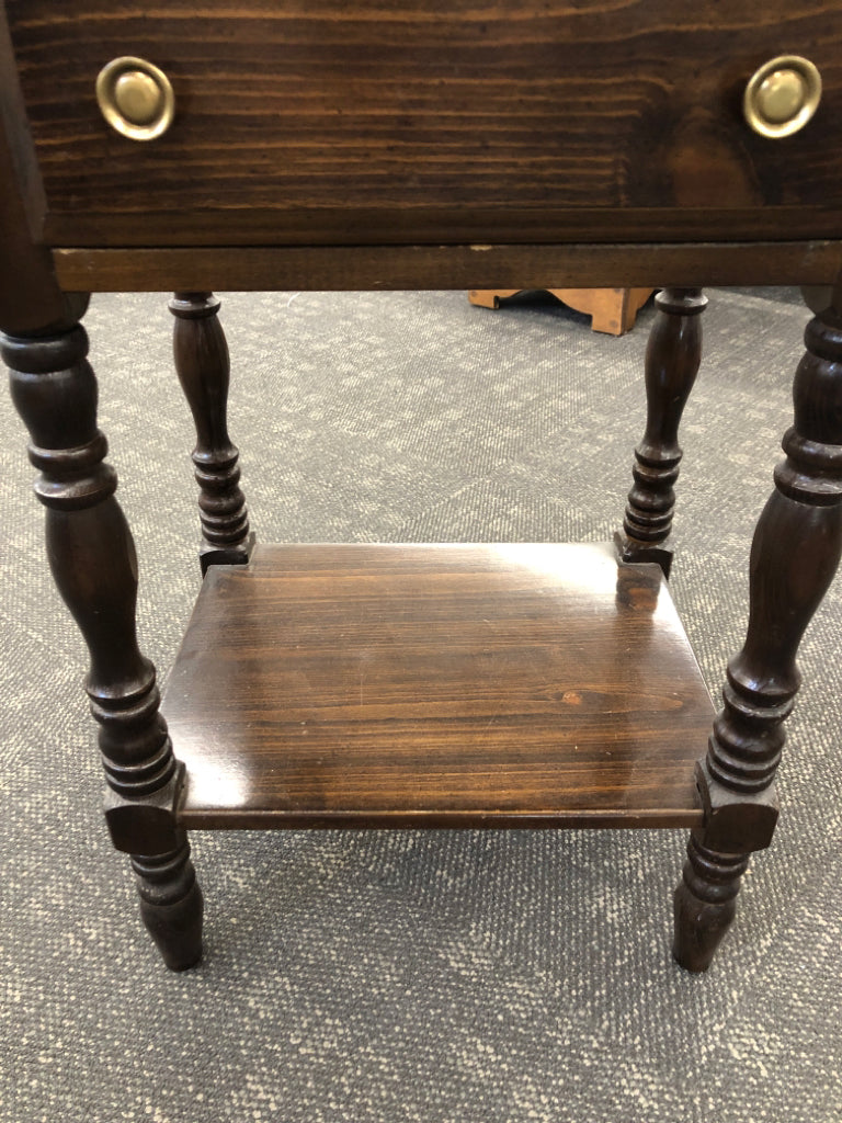 DARK WOODEN SINGLE DRAWER NIGHTSTAND.