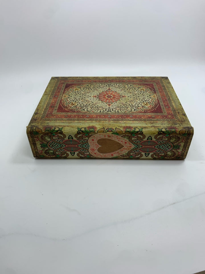 MEDALLION COVER FAUX BOOK STORAGE BOX.