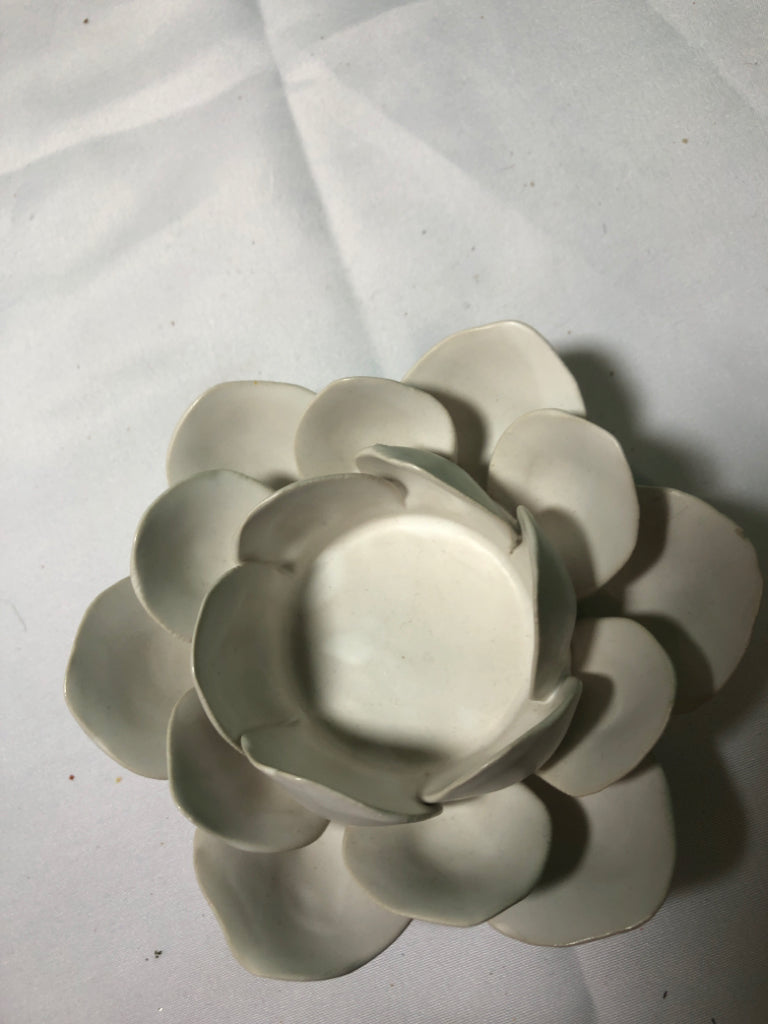 CERAMIC FLOWER TEA LIGHT.