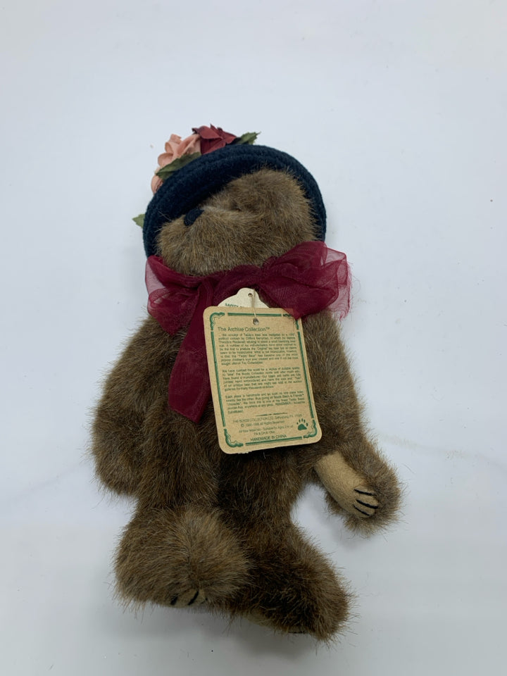 BOYDS BEAR W/ NAVY HAT W/ ROSES.