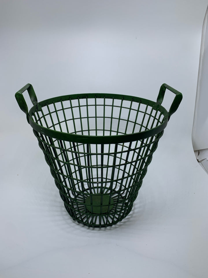 HEAVY GREEN METAL GRATE BASKET W/ HANDLES.