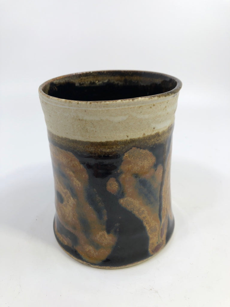 CREAM POTTERY MUG W/ BROWN&BLACK DESIGN.