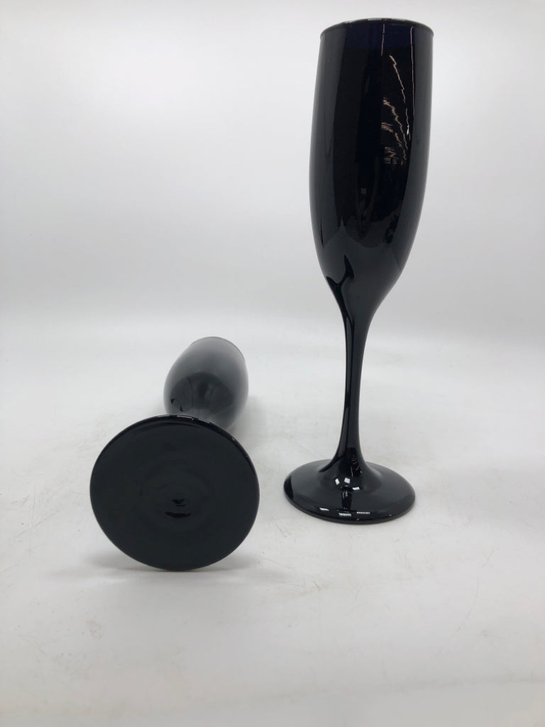 2 BLACK CHAMPAGNE FLUTES.