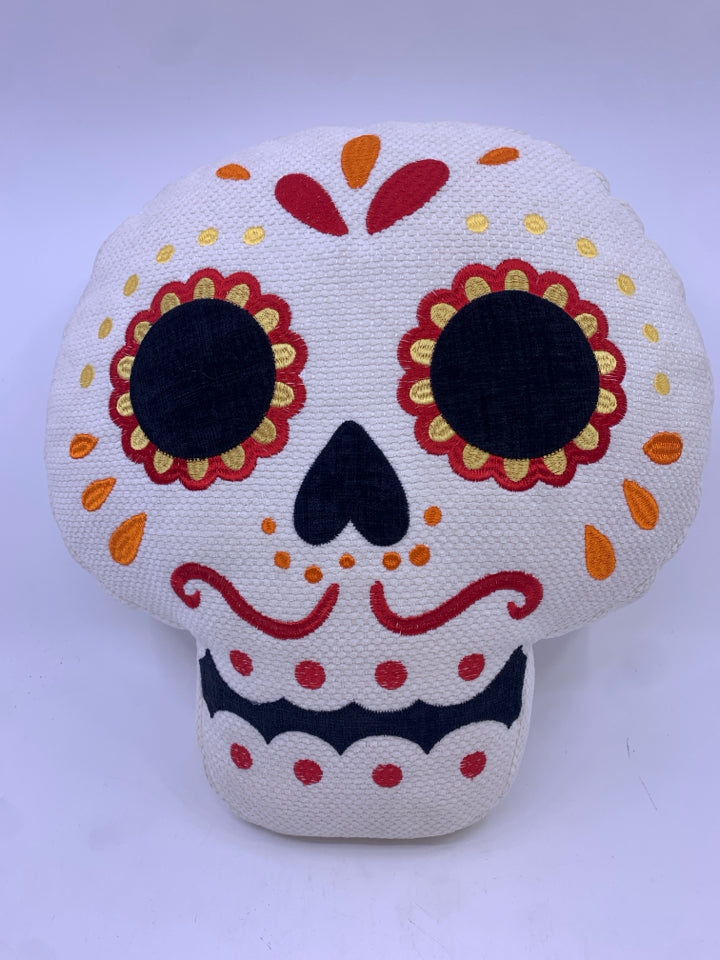 WHITE SUGAR SKULL PILLOW.