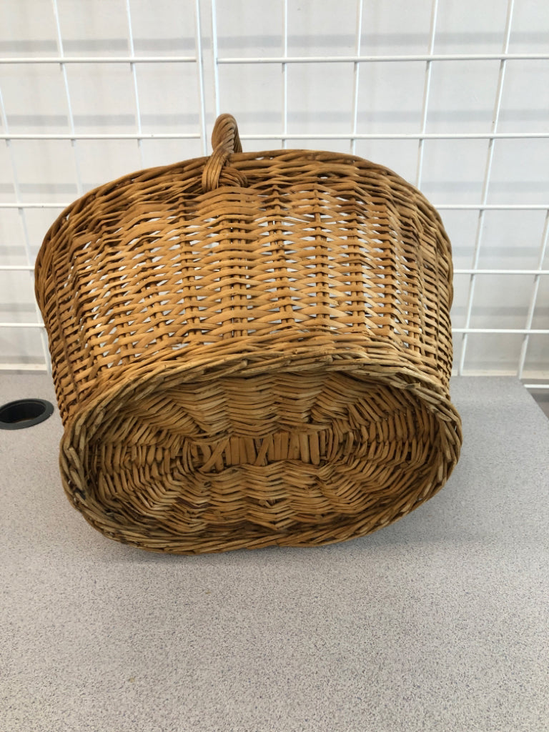 WICKER BASKET W/HANDLE.