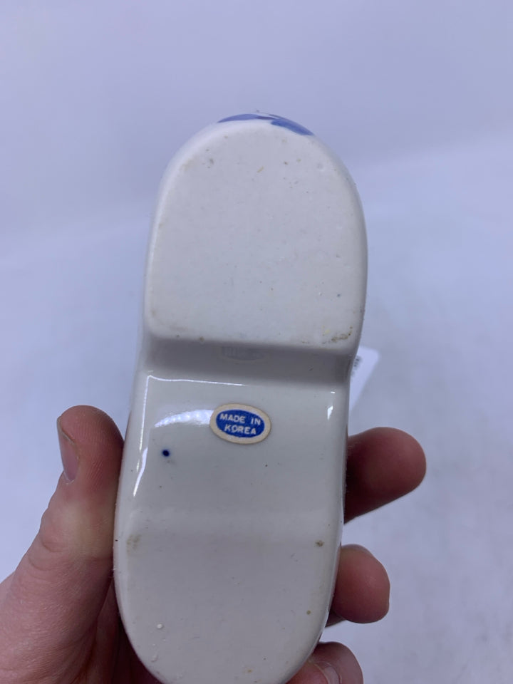 SMALL BLUE/WHITE HOLLAND SHOE.