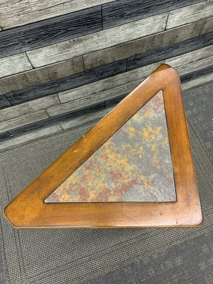 CORNER END TABLE W/TRIANGULAR YELLOW &BLUE DESIGN.