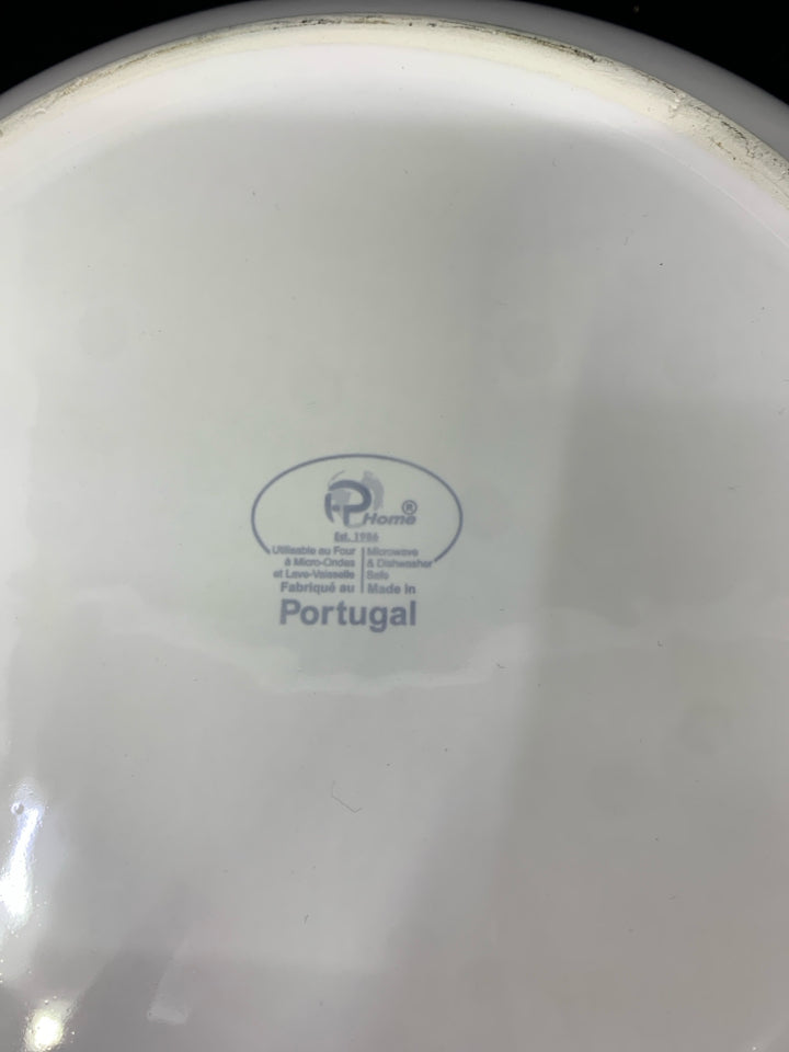 WHITE CERAMIC CENTERPIECE BOWL.