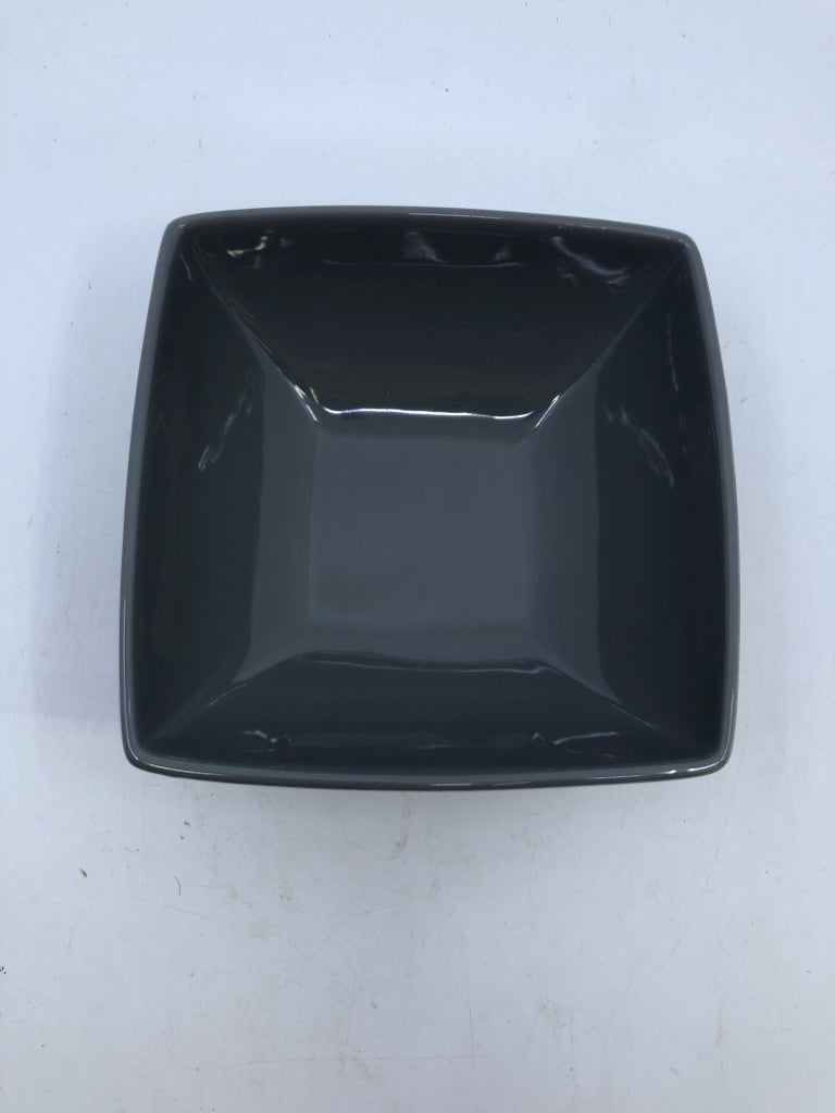 12 PC SVC 4 SQUARE PLATES + BOWLS.