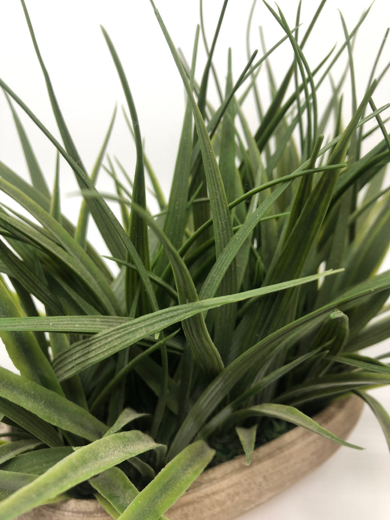 FAUX GRASS IN LOOP-HANDLED STONE.