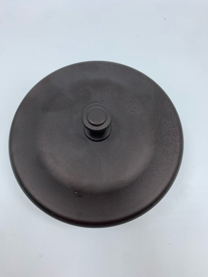 MDESIGN GLASS CANISTER W/BLACK TOP.
