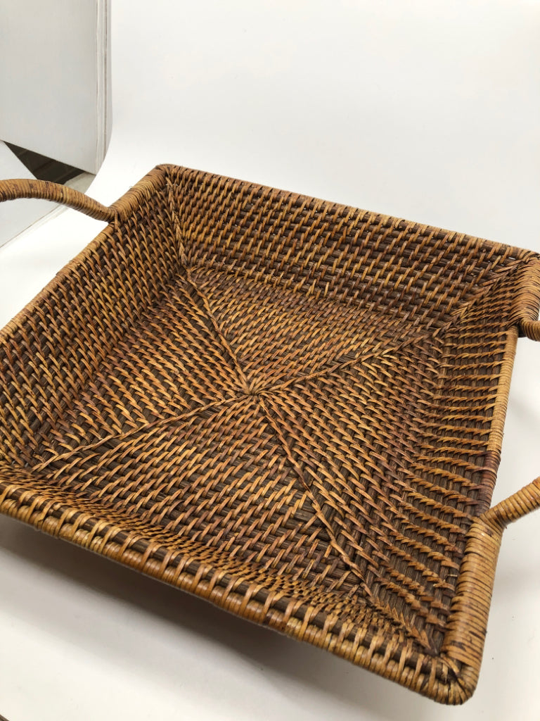 WOVEN SQUARE TRAY W/HANDLES.