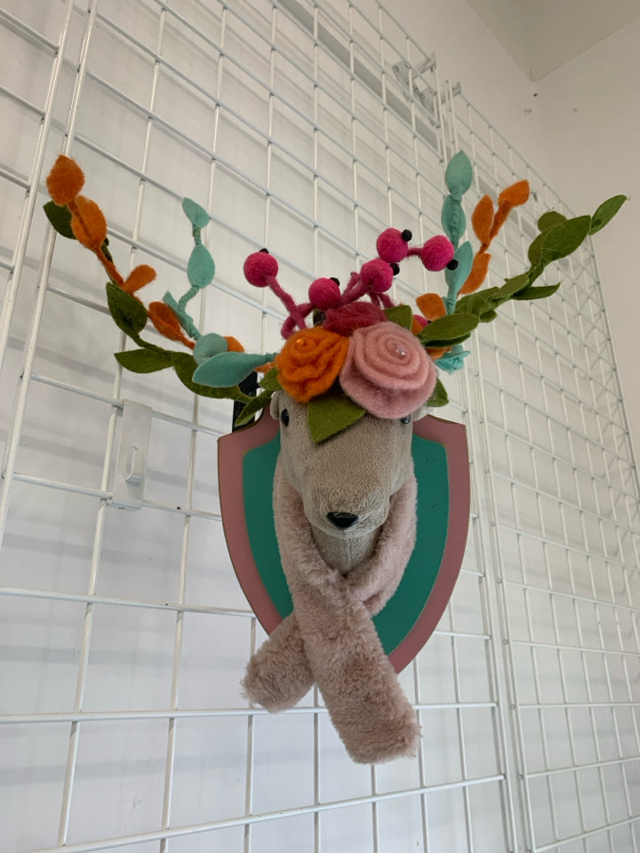 FELT DEER ON PINK/TEAL WALL PLAQUE.