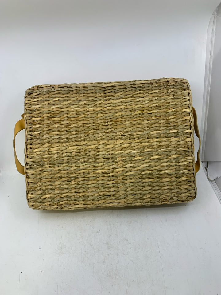 WOVEN BASKET TRAY W/ FAUX LEATHER HANDLES.