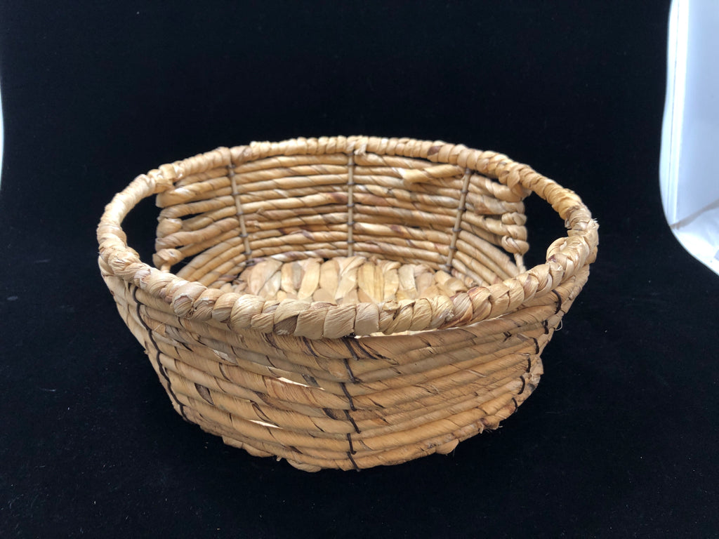 ROUND LOW WOVEN BASKET W/HANDLES.