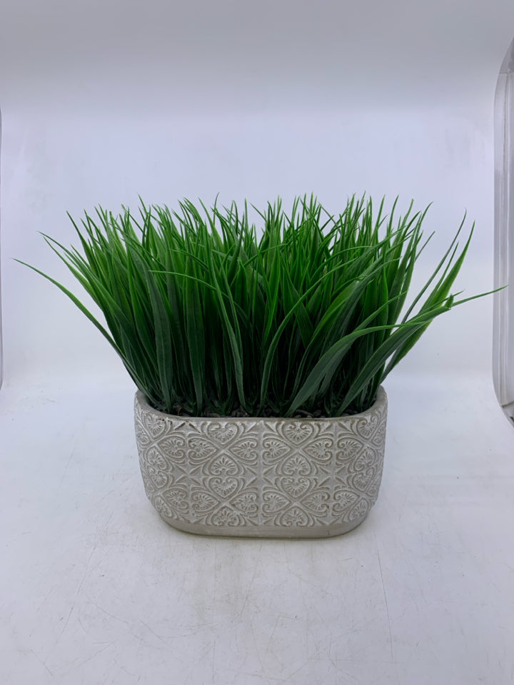 HEAVY OVAL CEMENT BASE W/ WHITE DETAILS FAUX GRASS.