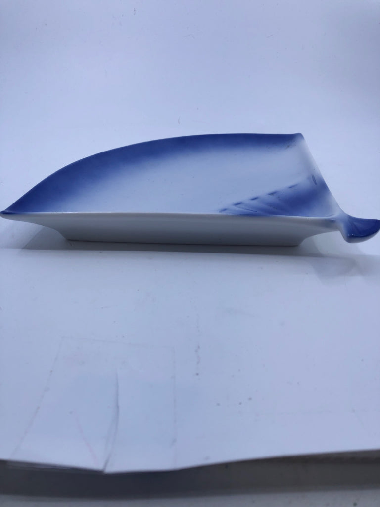 8PC VINTAGE FAN SHAPED APPETIZER SET- WHITE AND BLUE.