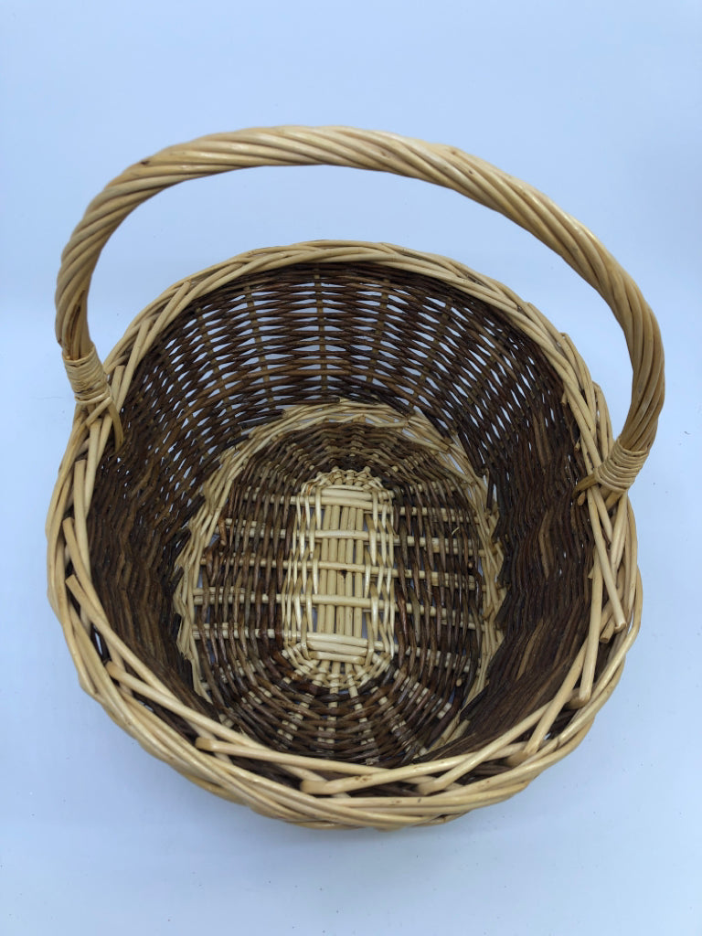 TWO TONE STRIPED OVAL BASKET W SINGLE HANDLE.