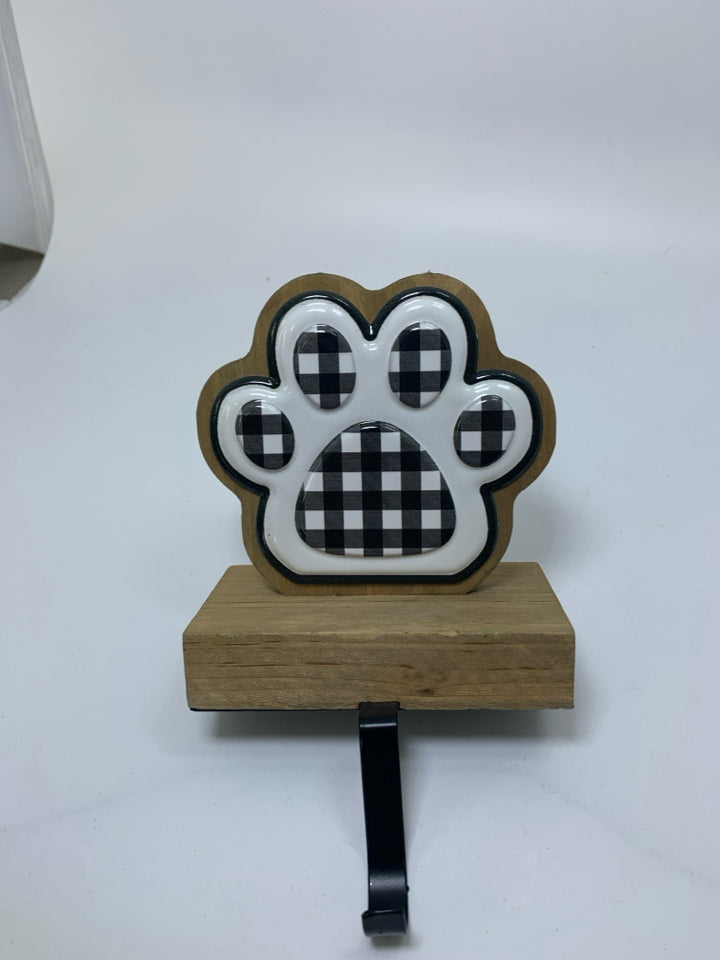 WOOD PAW PRINT W/ METAL BUFFALO PLAID STICKING HANGER.