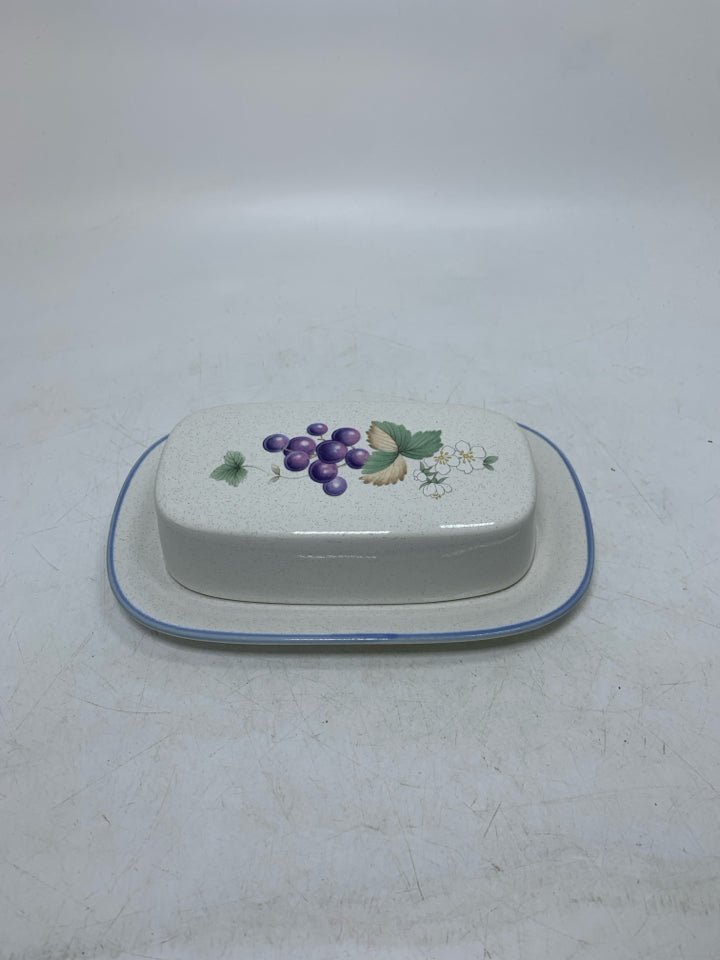 STONEWARE BUTTER DISH W/ GRAPES.