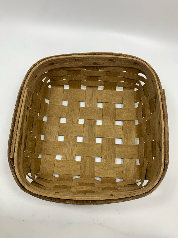 SQUARE WOVEN NAPKIN BASKET.