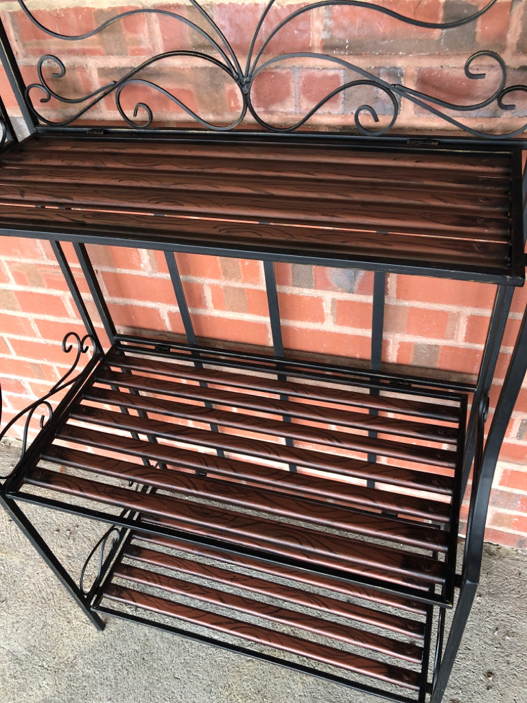 3 TIER METAL FOLDING SHELF.