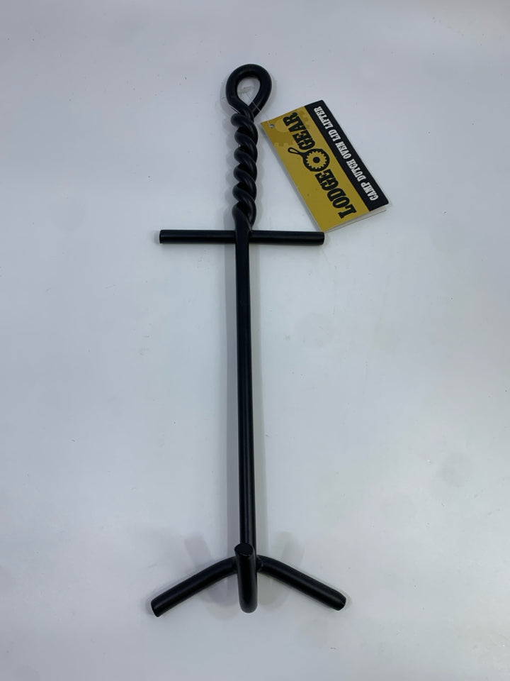 NWT DUTCH OVEN LID LIFTER.