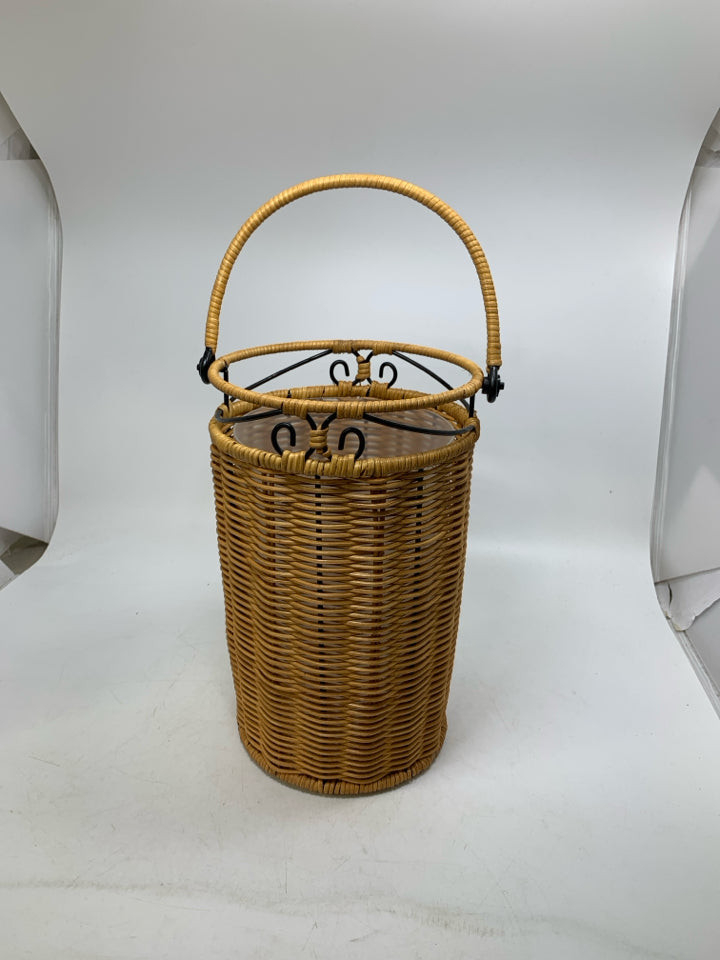WOVEN WINE HOLDER W/ PLASTIC INSERT/HANDE.